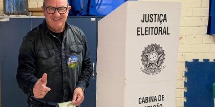 Prefeito de Gravataí, Luiz Zaffalon, votando no primeiro turno da eleição